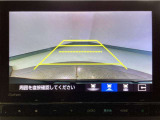 【バックカメラ】運転が苦手な方も車庫入れラクラクです!ギアをリバースに入れれば自動的に切り換わりますので、面倒な操作は不要です♪狭い駐車場もお車を傷つけず安心ですね!
