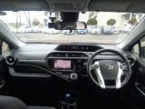 大きなフロントガラスで広々とした視界の運転席まわりです。