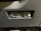 【ETC】有料道路を利用する際に料金所で停止することなく通過できる、ETC車載器(ノンストップ自動料金収受システム機器)が装備されています。セットアップを行うことで利用可能になります。