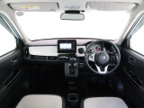 N-ONEの開放的な前方視界。フロントガラスが大きいので運転がしやすく疲れにくいです。また、全ての装備が適正配置されていて操作性に優れています。