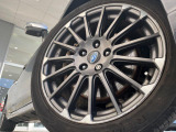 【純正18インチアルミホイール】外観にマッチした純正アルミホイールを装着しております。各種社外アルミホイールや、スタッドレスタイヤも取扱いしております。是非ご相談ください♪