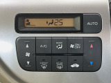 【オートエアコン】一度お好みの温度に設定すれば、車内の温度を検知し風量や温度を自動で調整。暑い&hellip;寒い&hellip;と何度もスイッチ操作をする必要はありません。快適な車内空間には必須の機能ですね♪