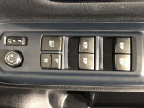 パワーウィンドは今や当たり前の機能ですが、無いと困る機能です。運転席からの操作で、全席の窓を振るオープンにしたり、フルクローズが可能です。
