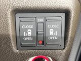 【両側パワースライドドア】スマートキーや運転席のスイッチで後席両側スライドドアの開閉が可能♪電動だから力を入れてドアを開ける必要が無く、小さなお子様でも簡単に開け閉めでき快適です♪