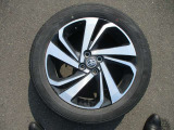 夏タイヤ、純正アルミホイール。