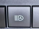 【オートマチックハイビーム(AHB)】フロントウインドウガラス上部に設置された前方カメラにより、前方車両のランプや街路灯などの明るさを判定し、自動的にハイビームとロービームを切り換えてくれます!