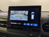 リバースギアに入れるだけで後方の表示へ切り替わります。夜間や雨の日の駐車も楽になりますよ。