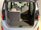後部座席は分割でシートを倒すことができます。大きな荷物、ゴルフバックも積めます。上質で広々とした室内だから、みんなが心地よく車内で快適に過ごせます♪