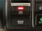 指先の操作でパーキングブレーキの「作動と解除」が行うことができる装備。ブレーキペダルから足を離しても停止し続けてくれるオートブレーキホールド機能。信号待ちなどの際には便利。ECO運転で低燃費走行♪