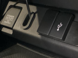 アクセサリーソケットはUSBのアダプターなどをつければ、スマホの充電にも使えます。横にはナビゲーション用の外部入力可能なUSB端子がついており、周辺には物が置けるトレーがついています。