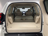 後席シートを前に倒すと十分なスペースを確保できます。分割式なので後席の片方に乗車しながらスキーやゴルフバックなど尺の長い荷物も積み込めます。
