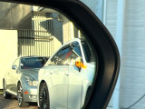 【ブラインドスポットモニター】走行中、ドアミラーの死角になりやすい箇所に後続車が接近するとサイドミラーのレンズに警告を表示!ドライバーに注意喚起をしてくれます。