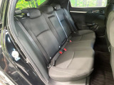 後部座席も気になるようなキズ・汚れやへたり等、大きなダメージはなく、良好な状態です。