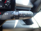 オートライト機能が装備されており暗い場所に入ると車両が検知しライトのON・OFFを自動的に切り替えてくれますので非常に便利な装備です♪