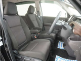 運転席のスペースはゆったりしていて、視界も広く確保されているので普段の運転からロングドライブまで快適です。