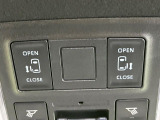 【両側パワースライドドア】スマートキーや運転席のスイッチで後席両側スライドドアの開閉が可能♪電動だから力を入れてドアを開ける必要が無く、小さなお子様でも簡単に開け閉めでき快適です♪