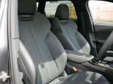 (運転席/助手席)長時間のドライブでも疲れにくい少し固めのシートです。全車標準でサイドエアバッグを標準装備しております。