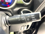 【オートライト】周りの明るさに応じて自動でヘッドライトの点灯・消灯ができる機能です!ライトの付け忘れ・消し忘れなどが無くなり、雨の日や夕方の走行も安心!トンネル通過時も便利ですね♪
