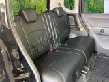 後部座席も気になるようなキズ・汚れやへたり等、大きなダメージはなく、良好な状態です。