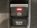 指先の操作でパーキングブレーキの「作動と解除」が行うことができる装備。ブレーキペダルから足を離しても停止し続けてくれるオートブレーキホールド機能。信号待ちなどの際には便利。ECO運転で低燃費走行♪