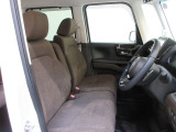 フロントシートはベンチシートタイプ♪室内空間は広々で移動も楽々です♪狭い駐車空間など助手席ドアから出たい時にも大変便利ですよ♪