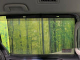 【ロールシェード】日差しや車外からの光が眩しいときにサッと引き出して使える、ロール格納タイプのサンシェードを装備。後席に乗ったお子様がウトウトしだした時など、ぜひご活用ください♪