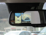 アラウンドビューモニターの映像はルームミラーにも映しだせます。