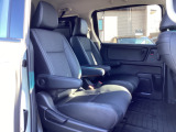 ゆったり座れて室内の移動も自在の2列目セパレートシート装着です。
