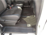 【後部座席のフロアマット】後部座席も純正フロアマット付きです。こちらも大きなスレや傷、汚れなどなく綺麗な状態です。