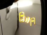 【BSM(ブラインドスポットモニター)】・・・隣の車線を走る車両をレーダーで感知。車両を感知するとドアミラーに搭載されたLEDインジケーターが点灯。