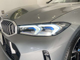 BMWの伝統の丸目4灯ヘッドライトでございます。LEDライトで視認性もよく明るく安全性の向上につながります。