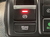 指先の操作でパーキングブレーキの「作動と解除」が行うことができる装備。ブレーキペダルから足を離しても停止し続けてくれるオートブレーキホールド機能。信号待ちなどの際には便利。ECO運転で低燃費走行♪