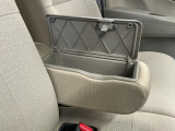 【フロントセンターアームレスト(ボックス付き)】運転席と助手席の間には、小物が収納できるボックス付のアームレストが装備!必要な物をぱっと取り出せて車内もスッキリです♪