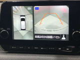 【アラウンドビューモニター】車を上から見下ろしているかのような映像で周囲の状況がひと目で確認、狭い駐車場に駐車するときも安心です♪