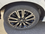 ●足元を精悍に引き締める純正アルミホイール、おしゃれは足元から、カッコイイですね♪