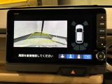 リバースギアに入れるだけで後方の表示へ切り替わります。夜間や雨の日の駐車も楽になりますよ。