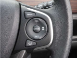 【アダプティブクルーズコントロール】ステアリングのスイッチを操作するとミリ波レーダーで先行車との距離を測定。設定を適切に保ちながら加速・減速、さらに停止まで自動に追従します。