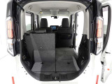 バックドア開口部も広く荷物の出し入れがしやすいです。
