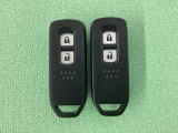 スマートキーを装備しています。鍵を差し込むことなくドアロックの開け閉めと、スタートボタン操作でのエンジンスタートができます。スペアキーも同じものを用意しております。