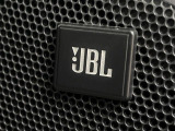 【JBLサウンドシステム】メーカーオプションの高品位サウンドシステムを搭載。専用のチューニングが施された大小様々なスピーカーから良質なサウンドが奏でられ、臨場感あふれる音響空間を演出します。