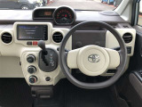 シンプルで使いやすいコクピット。視界性もよく運転しやすいですよ。スイッチ類も使いやすい場所に配置されています。