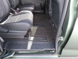 【後部座席のフロアマット】後部座席も純正フロアマット付きです。こちらも大きなスレや傷、汚れなどなくこちらも綺麗な状態です。