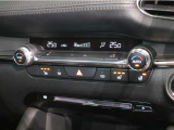 運転席・助手席にはシートヒーターを、またステアリングにもヒーターを内蔵。寒季節にも安全で快適な操作をサポートします。