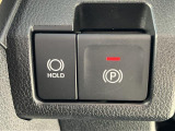 便利で快適な電動パーキングブレーキを装備!停車したときにブレーキペダルから足を離しても停車を維持する『ホールド機能』が付いています。渋滞時等、ずっとブレーキペダルを踏んでいなくても良いので運転が楽に♪