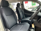 運転席・助手席は、ゆったりと座れるサイズで、長時間の運転でも快適です。また、シートベンチレーションなどの快適装備も充実しています。