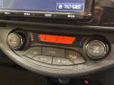 【オートエアコン】一度お好みの温度に設定すれば、車内の温度を検知し風量や温度を自動で調整。暑い&hellip;寒い&hellip;と何度もスイッチ操作をする必要はありません。快適な車内空間には必須の機能ですね♪