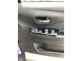 全席パワーウィンドウとなっています。運転席はオートになっているのでワンタッチ開閉することが出来ます。