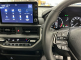 ホンダ純正メモリーナビ搭載なので、遠方へのドライブもお任せ下さい!ステアリング左手側にオーディオ関連のコントロールスイッチを配置しています。操作時は視線を逸らすことなく運転に集中できます