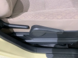 シートハイトアジャスターが付いているので運転姿勢を調整するのに便利ですね。身長に合ったシートポジションは安全運転や疲労軽減にもつながります。