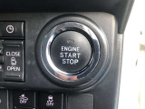 エンジンスタートボタンです。キーが車内にあれば、エンジンの始動・停止はブレーキを踏んでスイッチを押すだけ!キーを取り出す手間を省き、ワンプッシュでエンジンを操作するので簡単でスムーズです。